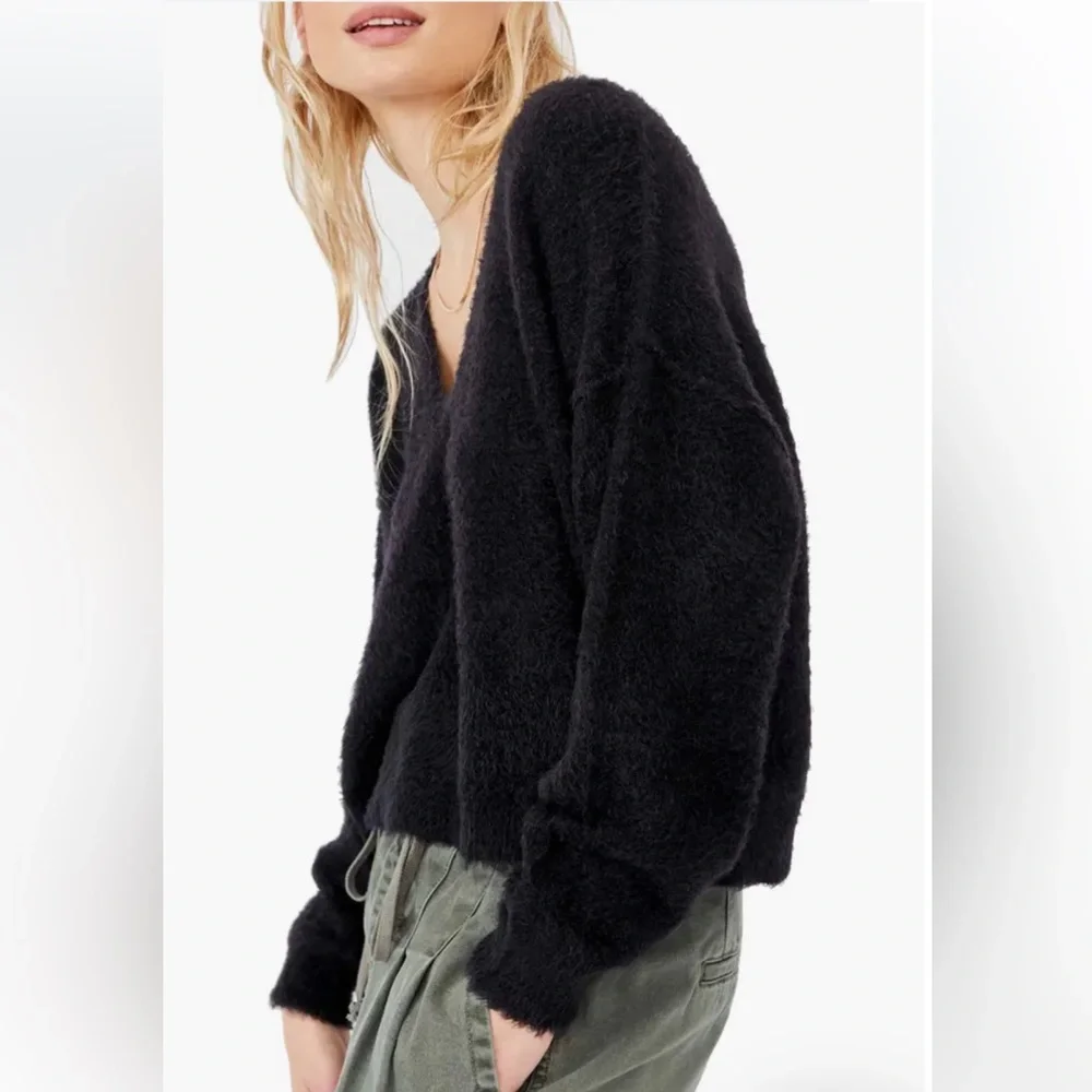 Free people black v neck sweater cropped XSmall